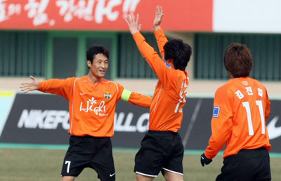 8일 강릉종합운동장에서 열린 2009 프로축구 K리그 신생팀 강원FC-제주 유나이티드 경기에서  강원 윤준하와 첫 골을 넣은 후 팀 동료 이을용(가운데)과 함께 기뻐하고 있다. 