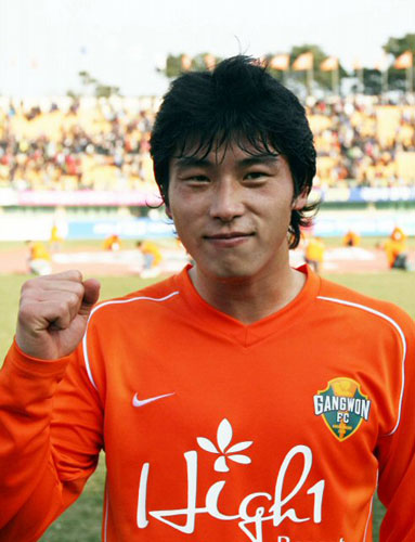 8일 강릉종합운동장에서 열린 2009 프로축구 K리그 신생팀 강원FC-제주 유나이티드 경기에서 결승골을 넣은 강원 윤준하가 파이팅을 외치고 있다. 