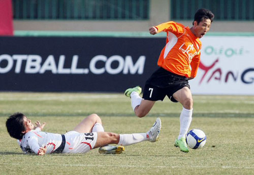 8일 강릉종합운동장에서 열린 2009 프로축구 K리그 신생팀 강원FC-제주 유나이티드 경기에서 강원 이을용(오른쪽)이 제주 최현연의 태클을 피해 드리블을 하고 있다. 