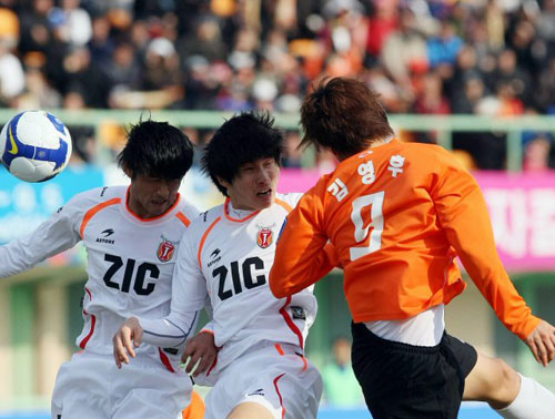 8일 강릉종합운동장에서 열린 2009 프로축구 K리그 신생팀 강원FC-제주 유나이티드 경기에서 강원 김영후(오른쪽)가 상대 수비를 피해 헤딩슛을 시도하고 있다. 