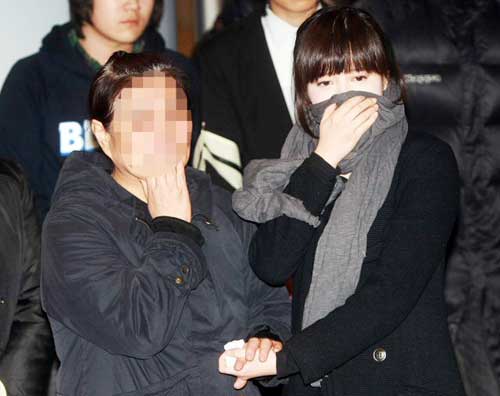 KBS 2TV 월화드라마 '꽃보다 남자'에서 써니 역으로 출연했던 탤런트 故 장자연씨의 발인이 9일 오전 성남시 분당 서울대학교병원 장례식장에서 배우 구혜선(오른쪽)이 유가족을 위로하고 있다. 