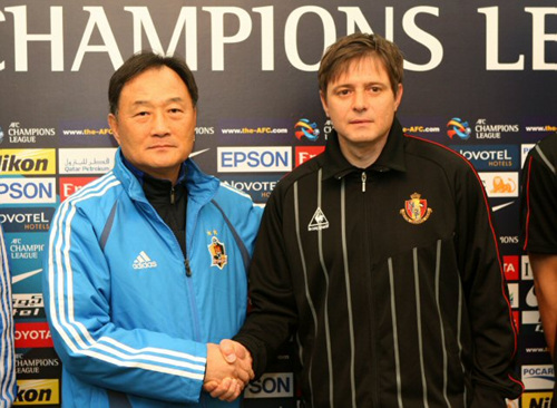 울산에서 열릴 AFC E조 예선전을 하루 앞둔 9일 울산시 동구 전하동 현대호텔에서 열린 울산 현대와 일본 나고야 팀간의 기자회견에서 울산 현대 김호곤 감독(왼쪽)과 나고야 스토이코비치 감독이 악수를 하고 있다. 
