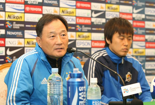 울산에서 열릴 AFC E조 예선전을 하루 앞둔 9일 울산시 동구 전하동 현대호텔에서 열린 울산 현대와 일본 나고야 팀간의 기자회견에서 울산 현대 김호곤 감독(왼쪽)이 "이번 대회는 일본이 우승하기 힘들 것"이라고 밝히고 있다. 