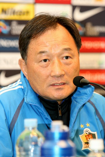 울산에서 열릴 AFC E조 예선전을 하루 앞둔 9일 울산시 동구 전하동 현대호텔에서 열린 울산 현대와 일본 나고야 팀간의 기자회견에서 울산 현대 김호곤 감독이 기자의 질문에 답하고 있다. 