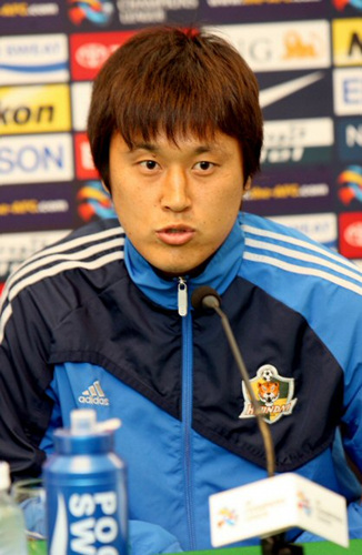 울산에서 열릴 AFC E조 예선전을 하루 앞둔 9일 울산시 동구 전하동 현대호텔에서 열린 울산 현대와 일본 나고야 팀간의 기자회견에서 울산 현대 주장 유경렬이 시합에 임하는 각오를 밝히고 있다. 