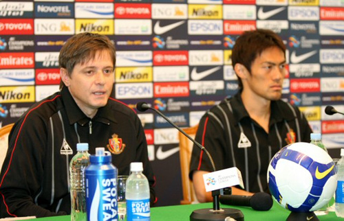 울산에서 열릴 AFC E조 예선전을 하루 앞둔 9일 울산시 동구 전하동 현대호텔에서 열린 울산 현대와 일본 나고야 팀간의 기자회견에서 나고야 스토이코비치 감독(왼쪽)이 기자의 질문에 답하고 있다.
 