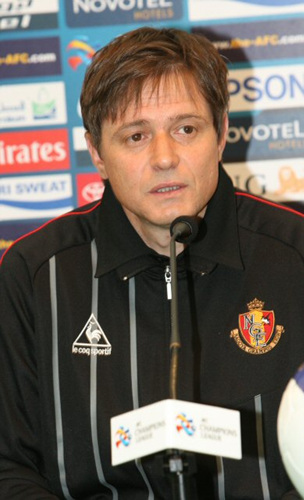 울산에서 열릴 AFC E조 예선전을 하루 앞둔 9일 울산시 동구 전하동 현대호텔에서 열린 울산 현대와 일본 나고야 팀간의 기자회견에서 나고야 스토이코비치 감독이 기자의 질문에 답하고 있다. 