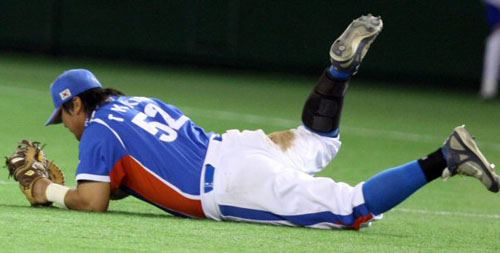  9일 도쿄돔에서 열린 WBC 아시아라운드 한국과 일본의 결승전 7회말 2사. 1루수 김태균이 후쿠도메의 타구를 잡아내고 있다. 그러나 1루 세이프. 