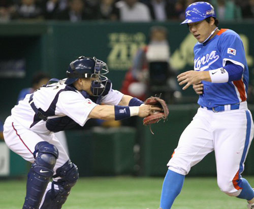   9일 오후 도쿄 도쿄돔에서 열린 월드베이스볼클래식(WBC) 아시아라운드 1-2위 결정전 한국과 일본의 경기 7회초 무사 2,3루, 이대호의 땅볼 때 홈으로 파고들던 김현수가 아웃되고 있다 