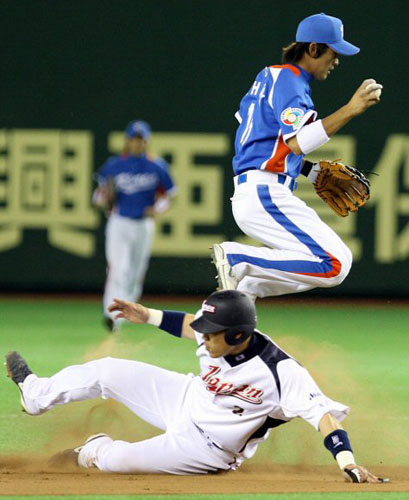  9일 도쿄돔에서 열린 WBC 아시아라운드 한국과 일본의 결승전 3회말 1사 1루. 박기혁이 이와무라 내야 땅볼 때 조지마를 2루에서 아웃시킨 후 점프하고 있다. 1루 송구는 실패. 