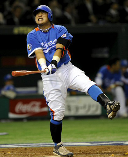  9일 오후 도쿄 도쿄돔에서 열린 월드베이스볼클래식(WBC) 아시아라운드 1-2위 결정전 한국과 일본의 경기 4회초 헛 방망이질을 한 후 아쉬워하고 있다. 