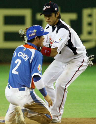   9일 도쿄돔에서 열린 WBC 아시아라운드 한국과 일본의 결승전 9회초 1사 1,2루. 대주자 최정이 이용규의 병살타 때 2루에서 아웃되고 있다. 