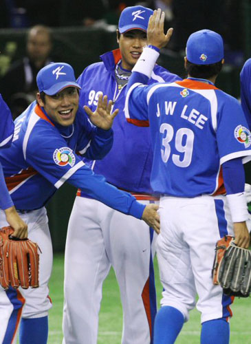   9일 오후 도쿄 도쿄돔에서 열린 월드베이스볼클래식(WBC) 아시아라운드 1-2위 결정전 한국과 일본의 경기 9회말, 마지막 타자를 아웃시킨 뒤 선수들이 환호하고 있다. 