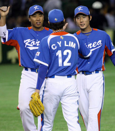   9일 도쿄돔에서 열린 WBC 아시아라운드 한국과 일본의 결승전에서 1-0으로 승리한 후 선수들이 기뻐하고 있다. 