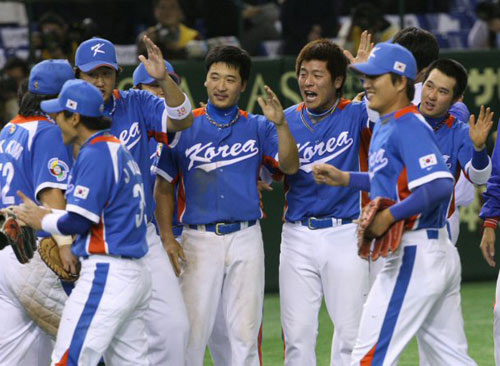   9일 도쿄돔에서 열린 WBC 아시아라운드 한국과 일본의 결승전에서 1-0으로 승리한 후 선수들이 기뻐하고 있다. 