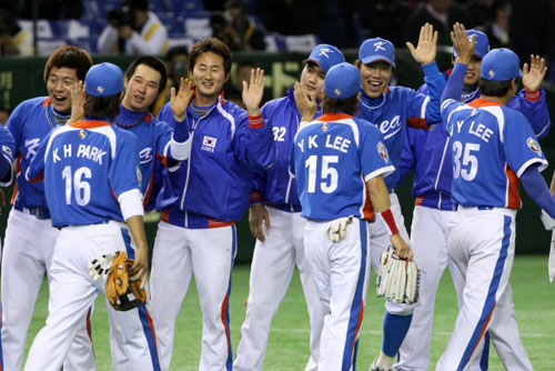   9일 도쿄돔에서 열린 WBC 아시아라운드 한국과 일본의 결승전. 1-0으로 승리한 후 선수들이 환호하고 있다.. 