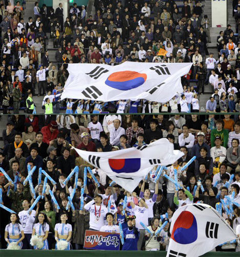   9일 오후 도쿄 도쿄돔에서 한국과 일본 간에 열린 월드베이스볼클래식(WBC) 아시아라운드 1-2위 결정전을 찾은 한국팬들이 대형태극기를 펼쳐들고 응원을 하고 있다. 