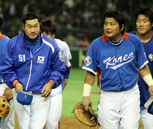   9일 도쿄돔에서 열린 WBC 아시아라운드 한국과 일본의 결승전. 1-0으로 승리한 후 봉중근과 김태균 등이 인사를 하고 있다. 봉중근은 선발, 김태균은 1타점 안타의 주인공. 