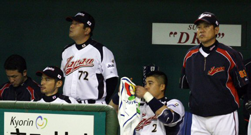   9일 도쿄돔에서 열린 WBC 아시아라운드 한국과 일본의 결승전. 1-0으로 패색이 짙어지자 이치로와 하라 감독이 우울한 모습이다. 