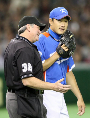 9일 일본 도쿄돔에서 열린 월드베이스볼클래(WBC) 아시아라운드 1·2위 결정전 대한민국-일본 경기에서 한국 선발 투수 봉중근이 주심에게 무언가 얘기를 하고 있다. 