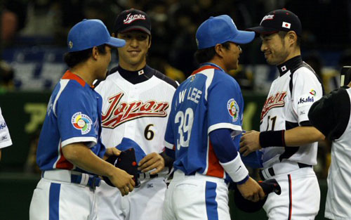 9일 일본 도쿄돔에서 열린 월드베이스볼클래(WBC) 아시아라운드 1·2위 결정전 대한민국-일본 경기 전 한국 이종욱과 일본 이치로가 모자를 교환하고 있다. 