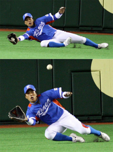   9일 도쿄돔에서 열린 WBC 아시아라운드 한국과 일본의 결승전 1회말. 이종욱이 나카지마의 타구를 잡아내고 있다. 