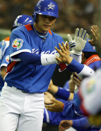   9일 도쿄돔에서 열린 WBC 아시아라운드 한국과 일본의 결승전 4회초 무사 1,2루. 김태균의 1타점 안타 때 이종욱이 득점하고 있다. 