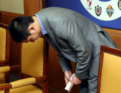 지난 7일 프로축구 K리그 2009시즌 개막경기에서 비신사적 행동을 보여줬던 전남의 이천수가 10일 서울 신문로 축구회관에서 열린 징계위원회에 참석한 후 기자회견을 하며 인사하고 있다. 곽영철 상벌 위원장 주재로 열린 징계 위원회는 이천수에게 6경기 출장정지와 600만원의 벌금 그리고 2경기 페어플레이 기수로 징계를 부과했다. 