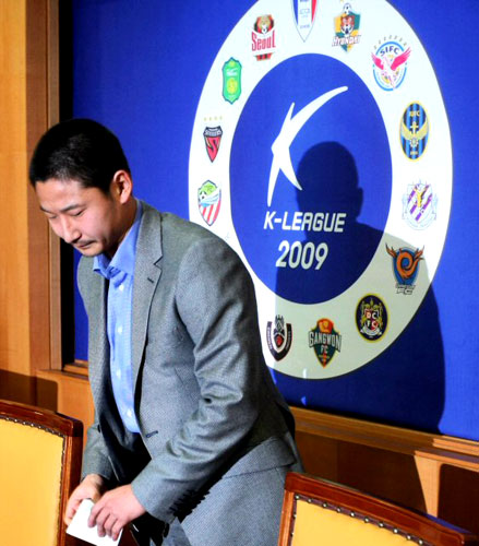 지난 7일 프로축구 K리그 2009시즌 개막경기에서 비신사적 행동을 보여줬던 전남의 이천수가 10일 서울 신문로 축구회관에서 열린 징계위원회에 참석한 후 기자회견을 하며 인사하고 있다. 곽영철 상벌 위원장 주재로 열린 징계 위원회는 이천수에게 6경기 출장정지와 600만원의 벌금 그리고 2경기 페어플레이 기수로 징계를 부과했다. 
