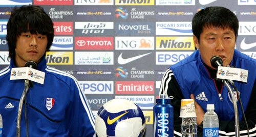 10일 오후 수원월드컵경기장에서 2009 AFC 챔피언스리그 조별리그 G조 1차전에서 가시마 앤틀러스와 맞붙을 수원 삼성 차범근(오른쪽) 감독과 곽희주 선수가 경기에 임하는 각오를 밝히고 있다. 1차전은 11일 오후 8시 수원월드컵경기장에서 펼쳐진다. 