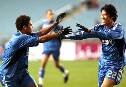 10일 울산문수축구경기장에서 열린 AFC 예선 울산 현대와 나고야 그램퍼스의 경기에0서 울산 현대 조진수(오른쪽)가 골을 넣은 뒤 어시스트를 한 알미르와 함께 기뻐하고 있다. 이 날 울산은 나고야에 3대 1로 역전패했다. 