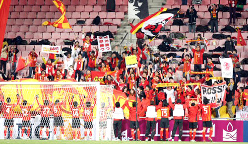 10일 울산문수축구경기장에서 열린 AFC 예선 울산 현대와 나고야 그램퍼스의 경기에서 울산 현대를 물리친 나고야 선수들과 일본 응원단이 기뻐하고 있다. 