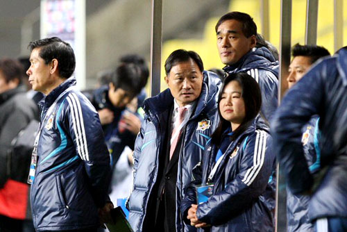 10일 울산문수축구경기장에서 열린 AFC 예선 울산 현대와 나고야 그램퍼스의 경기. 나고야에게 패한 현대 스탭들의 표정이 어둡다. 가운데 김호곤 감독. 