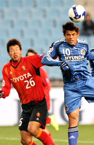 10일 울산문수축구경기장에서 열린 AFC 예선 울산 현대와 나고야 그램퍼스의 경기. 나고야 그램퍼스 문전에서 울산 현대 루이지뉴(왼쪽)가 나고야 그램퍼스 사도 앞에서 헤딩슛을 하고 있다. 
