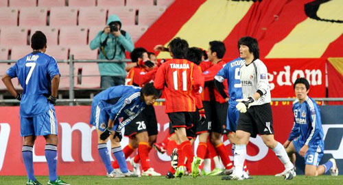 10일 울산문수축구경기장에서 열린 AFC 예선 울산 현대와 나고야 그램퍼스의 경기에서 3대 1로 패한 울산 현대 선수들이 골을 먹은 뒤 허탈해하고 있다. 뒤는 골을 넣고 기뻐하는 나고야 그램퍼스 선수들. 