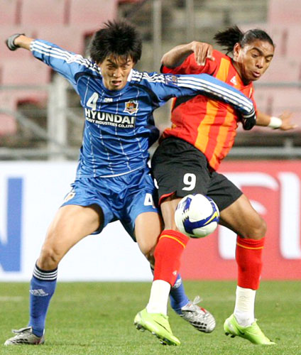 10일 울산문수축구경기장에서 열린 AFC 예선 울산 현대와 나고야 그램퍼스의 경기. 울산 현대 이동원(왼쪽)과 나고야 그램퍼스 다비와 몸싸움을 하고 있다. 