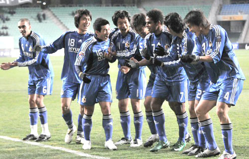 10일 울산문수축구경기장에서 열린 AFC 예선 울산 현대와 나고야 그램퍼스의 경기에서 울산 현대 조진수가 골을 넣은 뒤 선수들이 요람 세레모니를 하고 있다. 