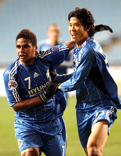 10일 울산문수축구경기장에서 열린 AFC 예선 울산 현대와 나고야 그램퍼스의 경기에0서 울산 현대 조진수(오른쪽)가 골을 넣은 뒤 어시스트를 한 알미르와 함께 기뻐하고 있다. 