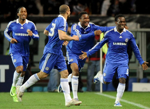 10일(현지 시간) 이탈리아 토리노 올림피코스타디오서 열린 2008-09시즌 UEFA 챔피언스리그 16강 2차전 첼시 대 유벤투스와의 경기에서 마이클 에시엔(첼시, 오른쪽)이 동점골을 터트린 후 팀 동료들과 기쁨을 나누고 있다. 이날 경기에서 양팀은 2 대 2로 비겼지만 첼시가 1승1무로 우위를 지켜 8강에 진출했다. 