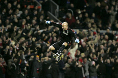 11일 오전(한국시간) 안필드에서 열린 2008/2009 유럽축구연맹(UEFA) 챔피언스리그 16강 2차전 리버풀과 레알 마드리드의 경기에서 팀의 선취골이 터지자 리버풀 골키퍼 호세 마누엘 레이나가 기뻐하고 있다. 