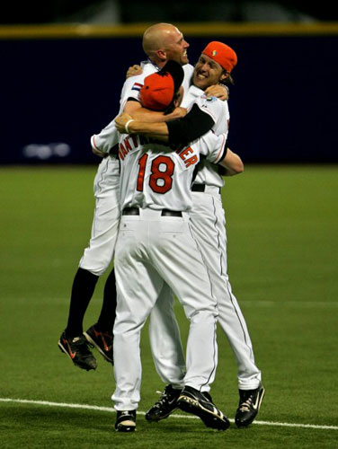 11일(한국시간) 푸에르토리코 산 후안에서 열린 WBC 예선 D조 네덜란드와 도미니카공화국의 경기에서 디크 반 캄펀(18번)이 동료 선수들과 본선 진출 기쁨을 만끽하고 있다. 