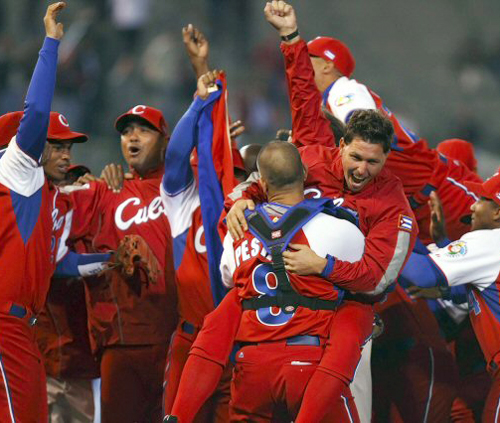 11일(한국시각) 멕시코시티에서 벌어진 월드베이스볼클래식(WBC) 예선 1라운드 B조 승자전에서  호주에 5-4 역전승을 거두고 본선에 진출한 쿠바 선수들이 기뻐하고 있다. 