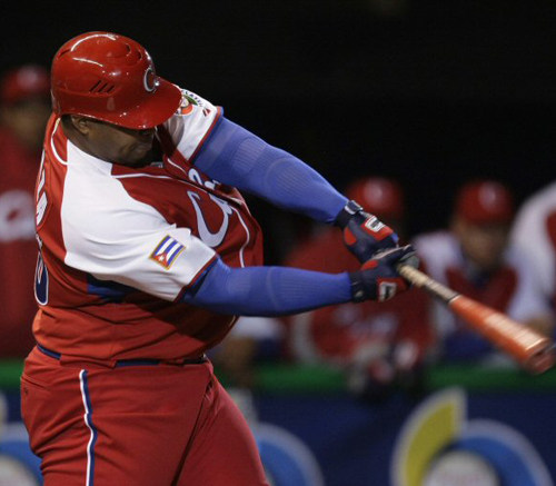 11일(한국시각) 멕시코시티에서 벌어진 월드베이스볼클래식(WBC) 예선 1라운드 B조 승자전 쿠바와 호주의 경기에서 8회 쿠바의 요스바니 페라사가 2점 홈런을 치고 있다. 