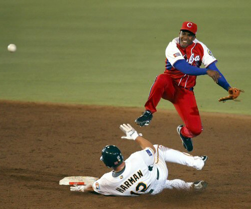 11일(한국시각) 멕시코시티에서 벌어진 월드베이스볼클래식(WBC) 예선 1라운드 B조 승자전 쿠바와 호주의 경기에서 쿠바 1루스 루이스 미구엘이 호주 브레드 하만을 잡고 2루로 송구하고 있다. 