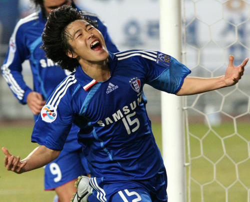   11일 수원월드컵경기장에서 벌어진 2009 AFC 챔피언스리그 조별리그 G조 1차전 가시마 앤틀러스와 수원 삼성과의 경기에서 수원 홍순학이 후반 팀 세번째 골을 성공시킨 뒤 환호하고 있다. 