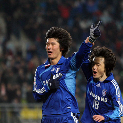   11일 오후 수원월드컵경기장에서 열린 2009 AFC 챔피언스리그 수원 삼성과 가시마 앤틀러스의 경기에서 수원 박현범이 골을 성공시킨 뒤 조용태와 기뻐하고 있다. 