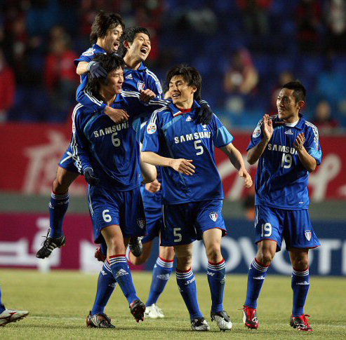   11일 오후 수원월드컵경기장에서 열린 2009 AFC 챔피언스리그 수원 삼성과 가시마 앤틀러스의 경기에서 수원 리웨이펑이 첫골을 성공시키자 수원 삼성이 환호하고 있다. 