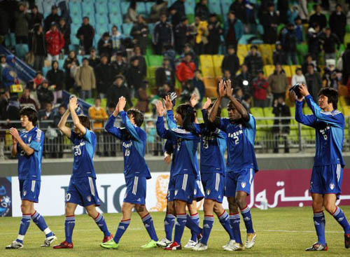  11일 오후 수원월드컵경기장에서 열린 2009 AFC 챔피언스리그 수원 삼성과 가시마 앤틀러스의 경기에서 수원 삼성이 경기를 4대1로 승리한 뒤 팬들에게 인사하고 있다. 