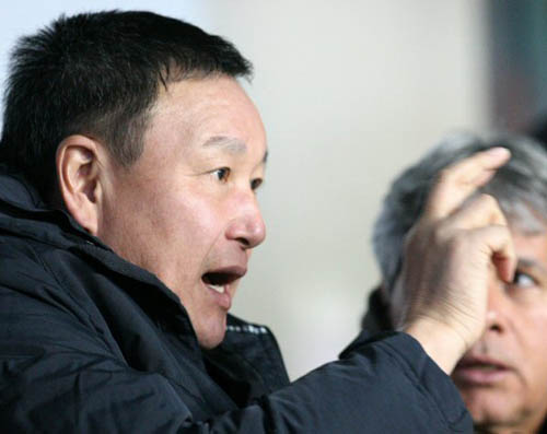   11일 수원월드컵경기장에서 벌어진 2009 AFC 챔피언스리그 조별리그 G조 1차전 가시마 앤틀러스와 수원 삼성과의 경기를 축구 국가대표팀 허정무 감독이 지켜보고 있다. 