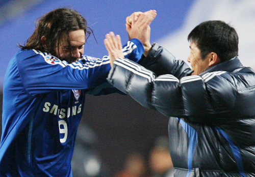   11일 오후 수원월드컵경기장에서 열린 2009 AFC 챔피언스리그 수원 삼성과 가시마 앤틀러스의 경기에서 수원 에두가 골을 성공시킨 뒤 차범근 감독과 하이파이브를 하고 있다. 